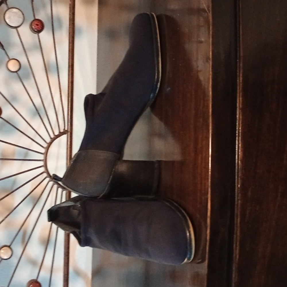 Donald J Pliner Black leather and suede With stretchy material on the top.